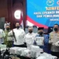 Kepala BNN Komjen Suyudi Ario Seto menunjukkan barang bukti hasil penggrebekan di Kampung Narkoba. (Posnews/Ist)