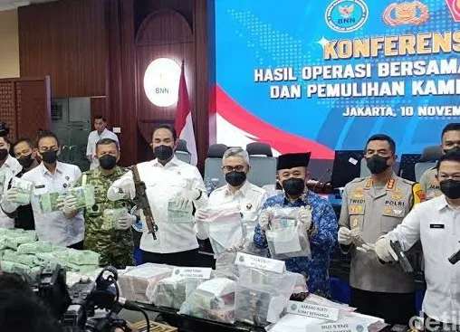 Kepala BNN Komjen Suyudi Ario Seto menunjukkan barang bukti hasil penggrebekan di Kampung Narkoba. (Posnews/Ist)