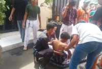 Petugas gabungan TNI AL, Polri, dan Damkar mengevakuasi korban ledakan di Masjid SMAN 72 Jakarta, Kompleks Kodamar, Kelapa Gading, Jumat (7/11/2025). (Posnews)