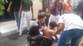 Petugas gabungan TNI AL, Polri, dan Damkar mengevakuasi korban ledakan di Masjid SMAN 72 Jakarta, Kompleks Kodamar, Kelapa Gading, Jumat (7/11/2025). (Posnews)