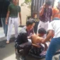 Petugas gabungan TNI AL, Polri, dan Damkar mengevakuasi korban ledakan di Masjid SMAN 72 Jakarta, Kompleks Kodamar, Kelapa Gading, Jumat (7/11/2025). (Posnews)