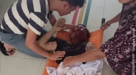 Korban luka berat dievakuasi warga ke rumah sakit terdekat. (Posnews)