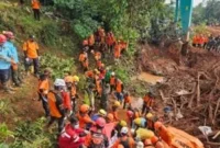 Tim SAR gabungan mempercepat pencarian korban longsor di Desa Cibeunying, Majenang, Cilacap dengan bantuan unit K9. (Posnews/Ist)