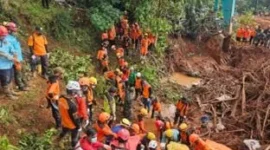 Personel SAR menyisir sektor C “lidah longsoran” Banjarnegara dengan alat berat pada hari terakhir operasi pencarian.(Posnews/Ist)