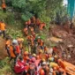 Personel SAR menyisir sektor C “lidah longsoran” Banjarnegara dengan alat berat pada hari terakhir operasi pencarian.(Posnews/Ist)