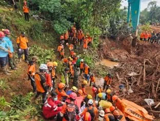 Tim SAR gabungan mempercepat pencarian korban longsor di Desa Cibeunying, Majenang, Cilacap dengan bantuan unit K9. (Posnews/Ist)