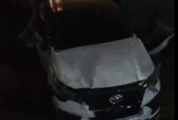 Mobil Toyota Fortuner ringsek di dasar kali usai tertabrak Kereta Ekspres Bandara di perlintasan Cengkareng Gren. (Posnews/TMCPolda Metro)