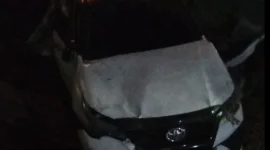 Mobil Toyota Fortuner ringsek di dasar kali usai tertabrak Kereta Ekspres Bandara di perlintasan Cengkareng Gren. (Posnews/TMCPolda Metro)