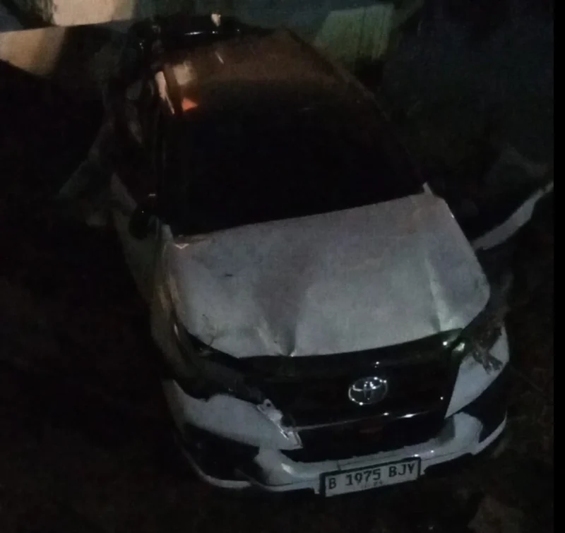 Mobil Toyota Fortuner ringsek di dasar kali usai tertabrak Kereta Ekspres Bandara di perlintasan Cengkareng Gren. (Posnews/TMCPolda Metro)