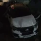 Mobil Toyota Fortuner ringsek di dasar kali usai tertabrak Kereta Ekspres Bandara di perlintasan Cengkareng Gren. (Posnews/TMCPolda Metro)