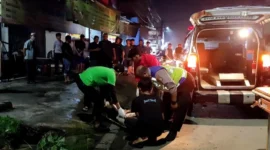 Petugas mengevakuasi pemuda korban kecelakaan tunggal di Jalan Into Raya, Telaga Asih, Cikarang Barat, Bekasi. (Posnews/MR)