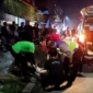 Petugas mengevakuasi pemuda korban kecelakaan tunggal di Jalan Into Raya, Telaga Asih, Cikarang Barat, Bekasi. (Posnews/MR)