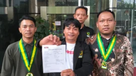 Delegasi GPI Subang menyerahkan laporan dugaan gratifikasi ke Gedung KPK Jakarta. (Posnews/Ist)