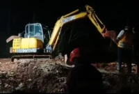 Tim SAR menggali material longsor di Majenang saat mencari 21 warga yang masih hilang. (BPBD)