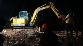 Tim SAR menggali material longsor di Majenang saat mencari 21 warga yang masih hilang. (BPBD)