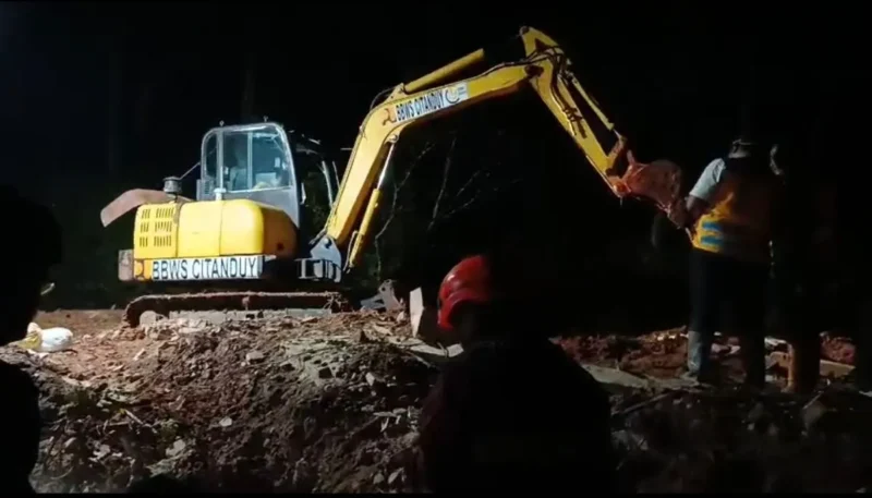 Tim SAR menggali material longsor di Majenang saat mencari 21 warga yang masih hilang. (BPBD)