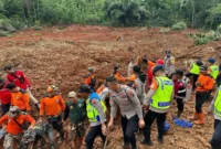 Tim Polri dan relawan melakukan pencarian korban longsor di Desa Cibeunying, Cilacap. (Posnews/Polri)