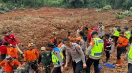 Tim Polri dan relawan melakukan pencarian korban longsor di Desa Cibeunying, Cilacap. (Posnews/Polri)
