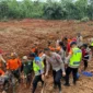 Tim Polri dan relawan melakukan pencarian korban longsor di Desa Cibeunying, Cilacap. (Posnews/Polri)