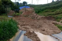 Longsor besar menutup total jalur utama Tulungagung–Trenggalek di Pagerwojo, Tulungagung, Jawa Timur. (Ist)