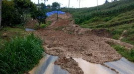 Longsor besar menutup total jalur utama Tulungagung–Trenggalek di Pagerwojo, Tulungagung, Jawa Timur. (Ist)