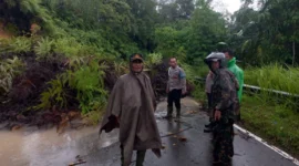 Kondisi jalan terputus total di Taput akibat tanah longsor usai hujan deras. (Posnews/Ist)