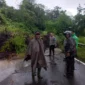 Kondisi jalan terputus total di Taput akibat tanah longsor usai hujan deras. (Posnews/Ist)