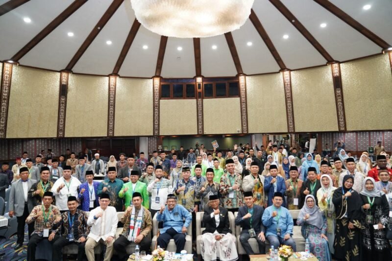 Peserta Munas XI MUI Pusat berpose bersama.