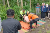 Tim SAR mengevakuasi jenazah mahasiswa UIN Walisongo yang hanyut di Sungai Singorojo Kendal. (BPBD Kendal)