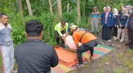 Tim SAR mengevakuasi jenazah mahasiswa UIN Walisongo yang hanyut di Sungai Singorojo Kendal. (BPBD Kendal)