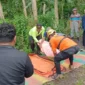 Tim SAR mengevakuasi jenazah mahasiswa UIN Walisongo yang hanyut di Sungai Singorojo Kendal. (BPBD Kendal)
