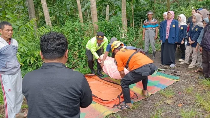 Tim SAR mengevakuasi jenazah mahasiswa UIN Walisongo yang hanyut di Sungai Singorojo Kendal. (BPBD Kendal)