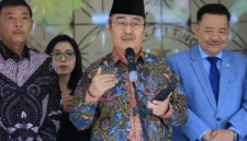 Ketua Komisi Percepatan Reformasi Kepolisian Jimly Asshiddiqie memberikan keterangan kepada wartawan usai acara buka puasa bersama Presiden Prabowo di Istana Kepresidenan Jakarta.
(Posnews/Ist)