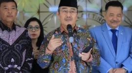 Ketua Komisi Percepatan Reformasi Kepolisian Jimly Asshiddiqie memberikan keterangan kepada wartawan usai acara buka puasa bersama Presiden Prabowo di Istana Kepresidenan Jakarta.
(Posnews/Ist)