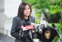 Menkomdigi Meutya Hafid memberikan pernyataan pers terkait larangan penjualan pakaian bekas di media sosial. (Posnews/Setpres)