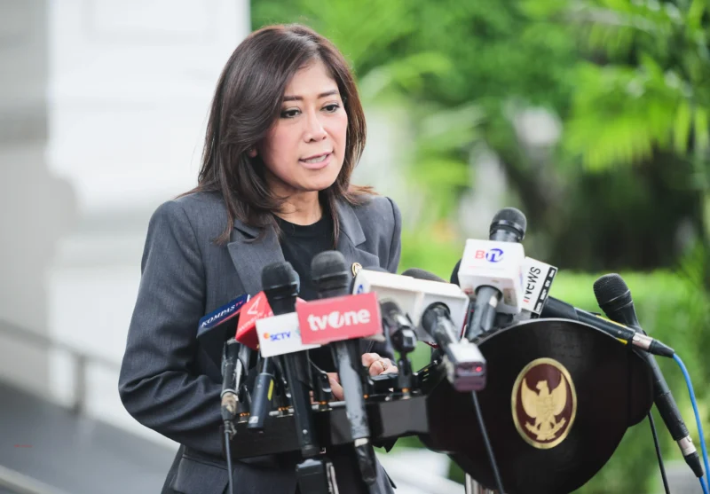 Menkomdigi Meutya Hafid memberikan pernyataan pers terkait larangan penjualan pakaian bekas di media sosial. (Posnews/Setpres)