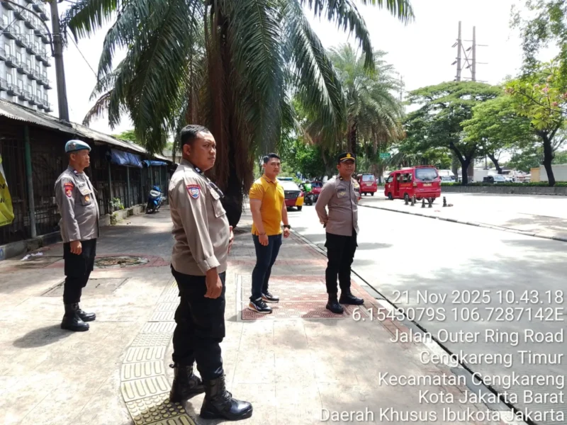 Petugas Polsek Cengkareng melakukan patroli penertiban debt collector di kawasan Daan Mogot, Jakarta Barat. (Posnews/Ist)