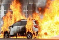 Mobil Kijang G hangus terbakar usai ledakan di parkiran bawah layang Sawah Besar. (Posnews/Shutterstock)