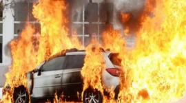 Mobil Kijang G hangus terbakar usai ledakan di parkiran bawah layang Sawah Besar. (Posnews/Shutterstock)