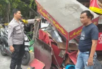 Petugas Laka Lantas Satwil Jakarta Utara melakukan olah TKP kecelakaan mobil yang hancurkan dua kios dan motor warga. (Posnews/Ist)