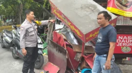 Petugas Laka Lantas Satwil Jakarta Utara melakukan olah TKP kecelakaan mobil yang hancurkan dua kios dan motor warga. (Posnews/Ist)