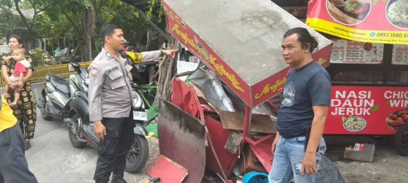 Petugas Laka Lantas Satwil Jakarta Utara melakukan olah TKP kecelakaan mobil yang hancurkan dua kios dan motor warga. (Posnews/Ist)