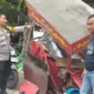 Petugas Laka Lantas Satwil Jakarta Utara melakukan olah TKP kecelakaan mobil yang hancurkan dua kios dan motor warga. (Posnews/Ist)