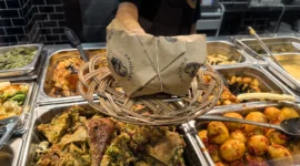 Restoran Pandawa Nasi Bungkus di Sydney menghadirkan aroma daun pisang khas Nusantara dan kelezatan nasi bungkus autentik Indonesia. (Posnews/Ist)