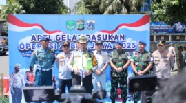 Kombes Pol Komarudin memimpin apel Operasi Zebra Jaya 2025 di Polda Metro Jaya. (Posnews/PMJ)