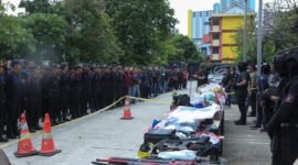 Petugas BNN memamerkan barang bukti sabu, senjata api, dan drone hasil penggerebekan Kampung Bahari, Jakarta Utara. (Posnews/BNN)