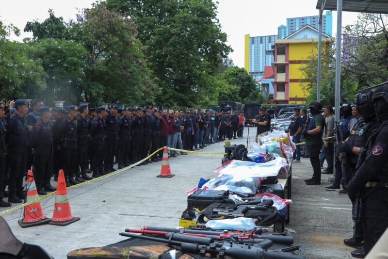 Petugas BNN memamerkan barang bukti sabu, senjata api, dan drone hasil penggerebekan Kampung Bahari, Jakarta Utara. (Posnews/BNN)