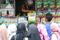 Warga antre membeli beras SPHP di pasar murah yang digelar Pemprov DKI dan Bulog di Jakarta Barat. (Posnews/Kominfo)