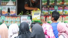 Warga antre membeli beras SPHP di pasar murah yang digelar Pemprov DKI dan Bulog di Jakarta Barat. (Posnews/Kominfo)
