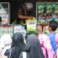 Warga antre membeli beras SPHP di pasar murah yang digelar Pemprov DKI dan Bulog di Jakarta Barat. (Posnews/Kominfo)
